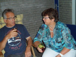 Hennie N en Martha bij de BBQ